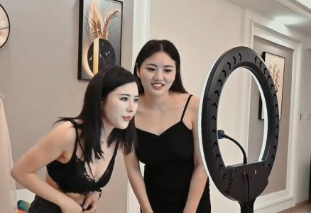 Những Em Gái Bán Hàng Online